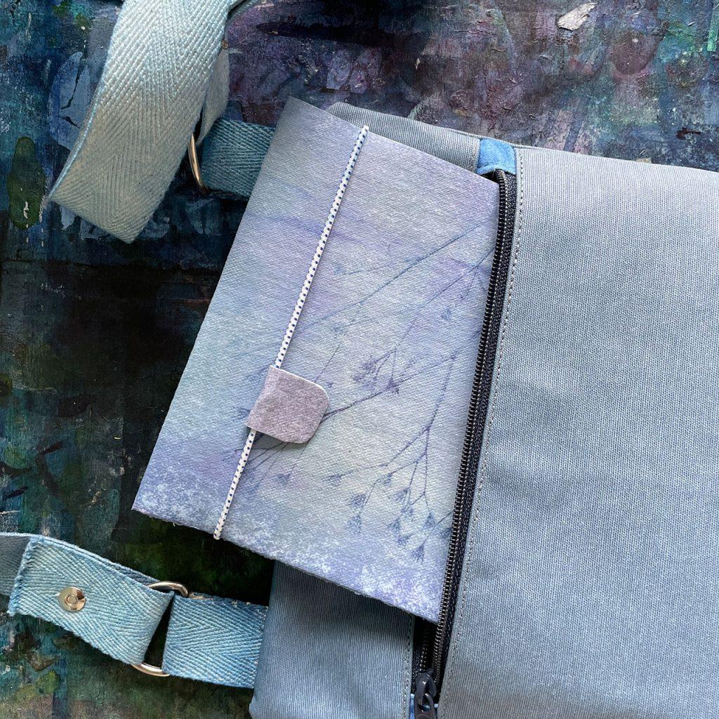 blaue Reise Tasche und Buch ©muellerinartstudio