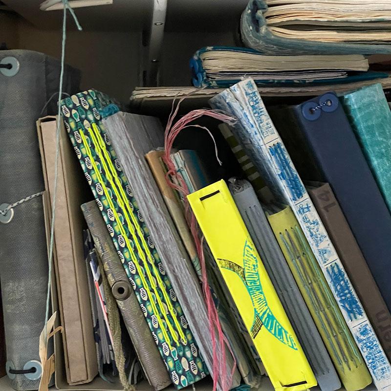 Aufräumen im Bücherregal ©muellerinartstudio