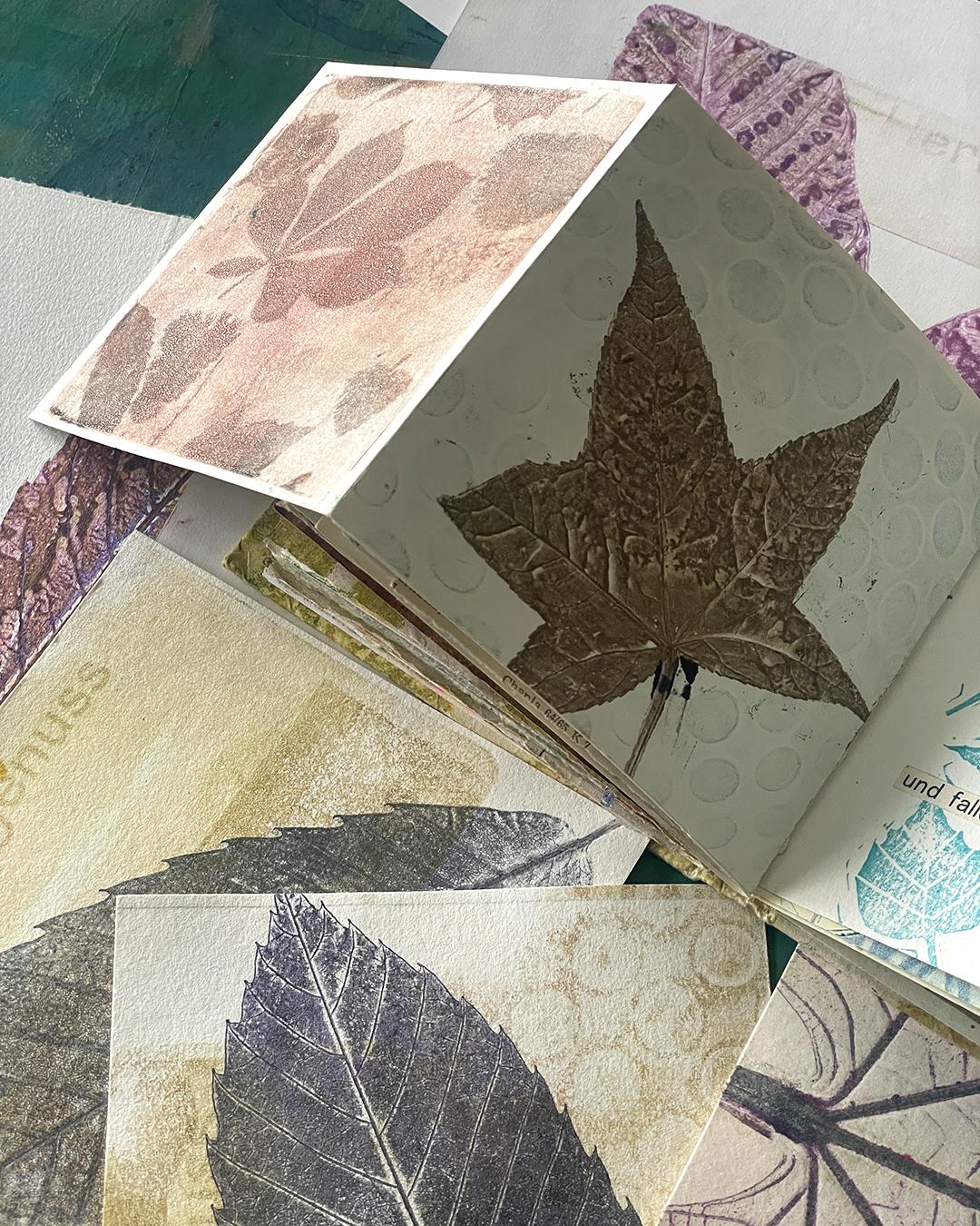 Oktoberbüchlein Blätter ©muellerinartstudio