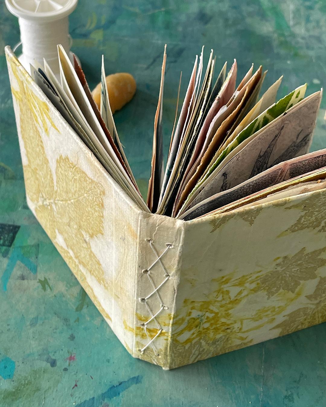 Oktoberbüchlein Blätter ©muellerinartstudio