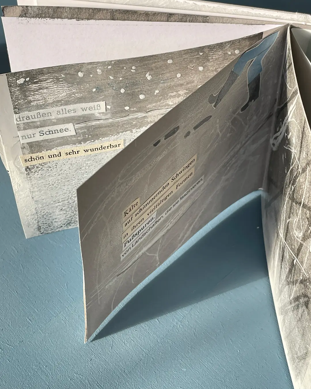 Januarbüchlein weiss, grau, Spuren ©muellerinartstudio