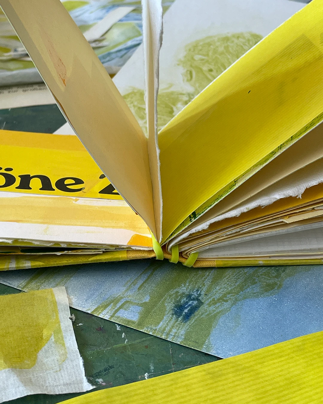 gelbes März-Monatsbüchlein ©muellerinartstudio