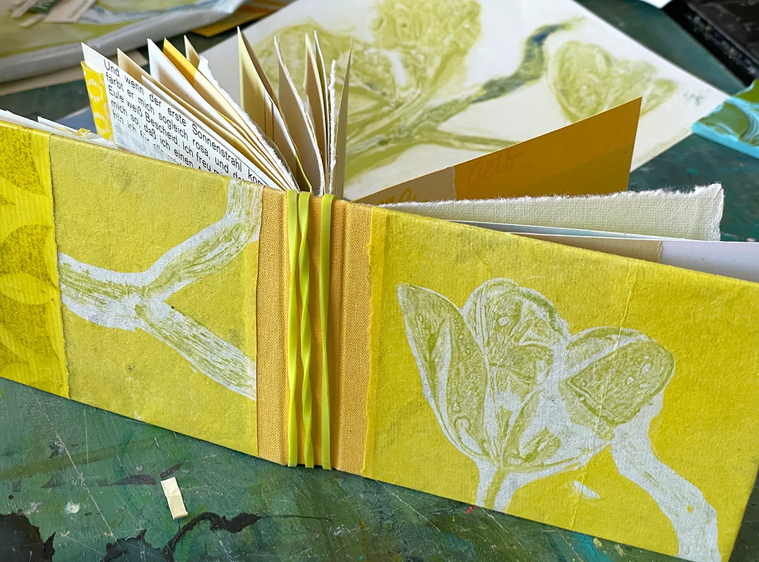 gelbes März-Monatsbüchlein ©muellerinartstudio