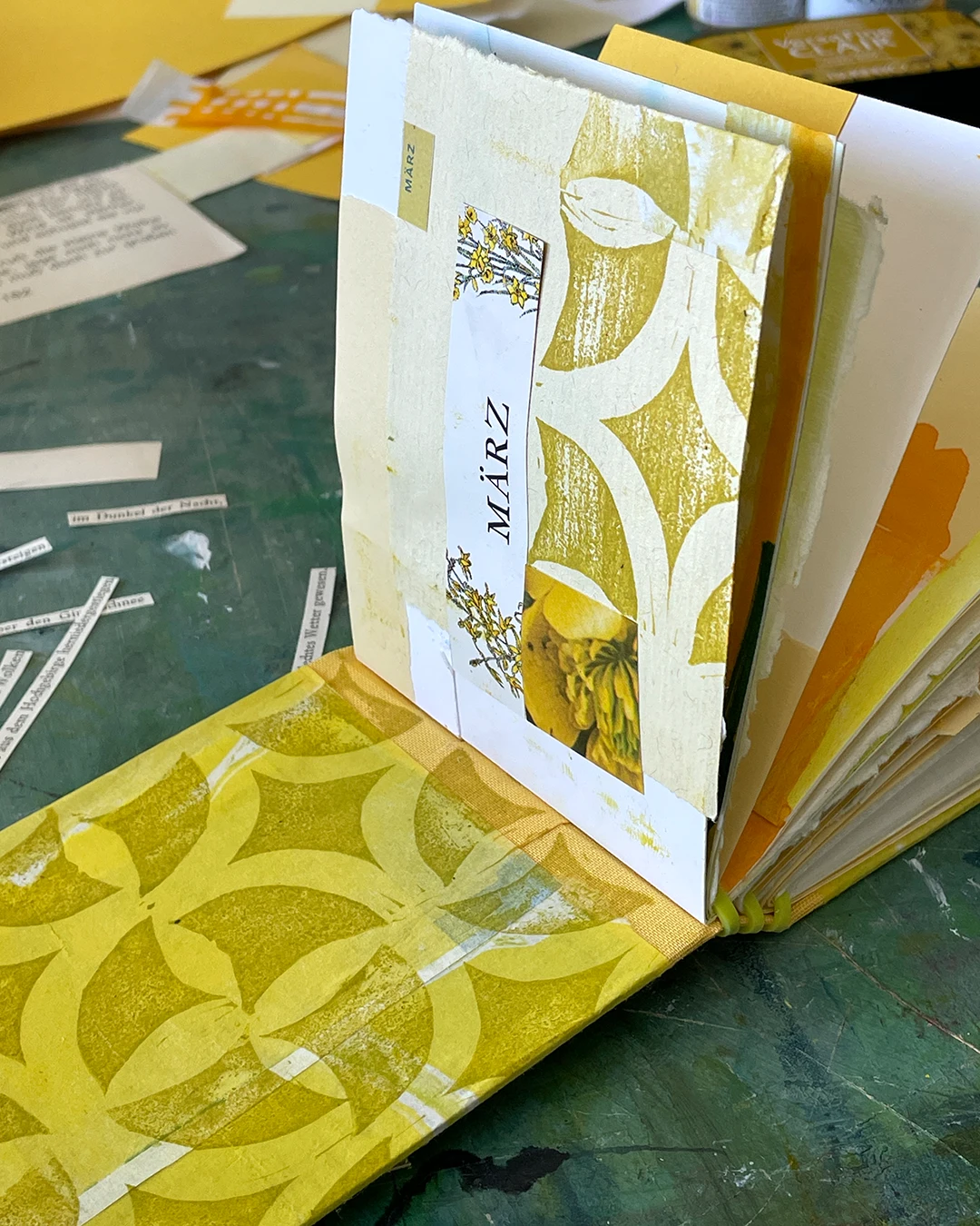 gelbes März-Monatsbüchlein ©muellerinartstudio