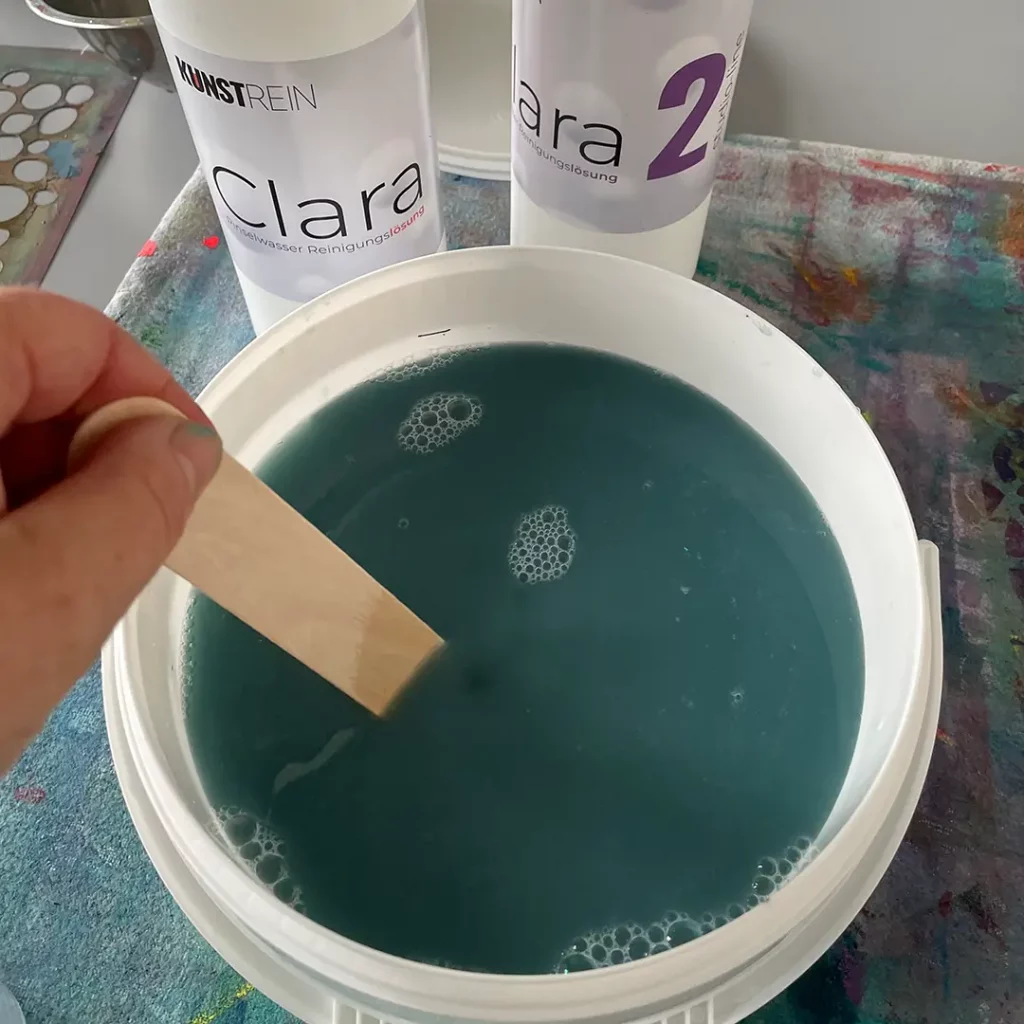 Acrylfarb-Wasser reinigen ©muellerinartstudio
