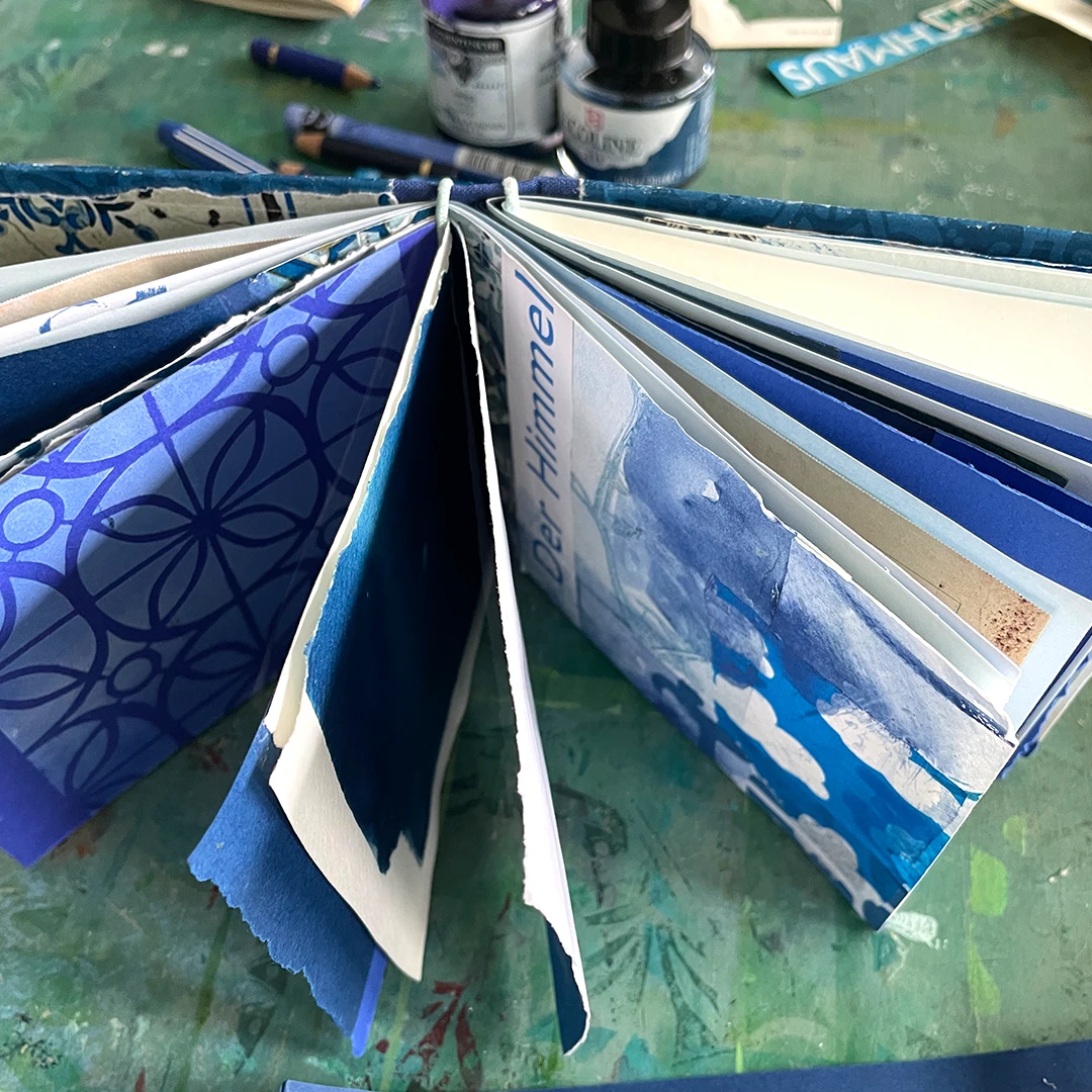 Blaues Julibüchlein ©muellerinartstudio