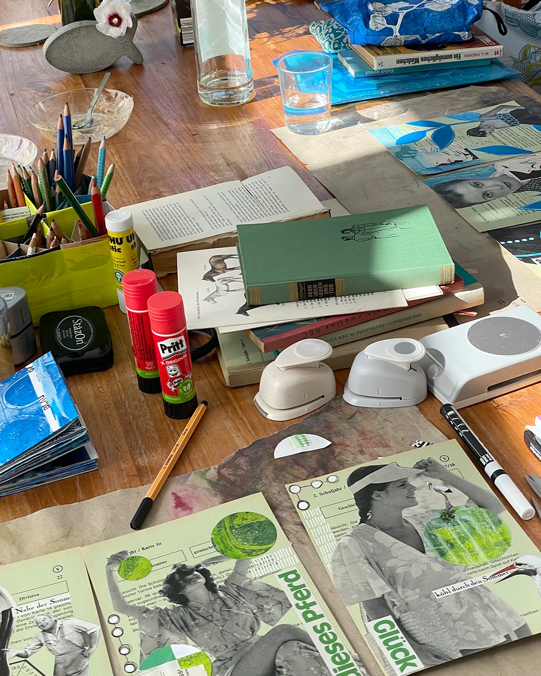 Collagetisch bei Regina 
©muellerinartstudio