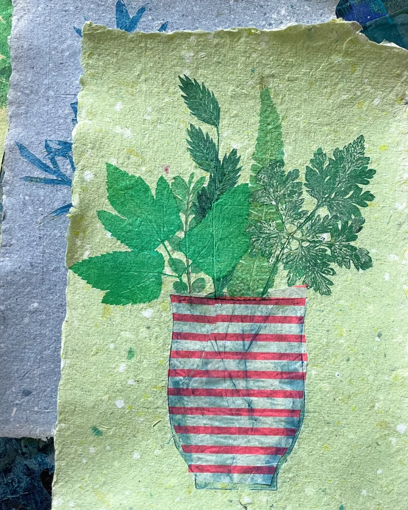 sommerlicher Milchtütendruck auf handgeschöpftem Papier mit Pflanzendruck und Chine Collé
©muellerinartstudio