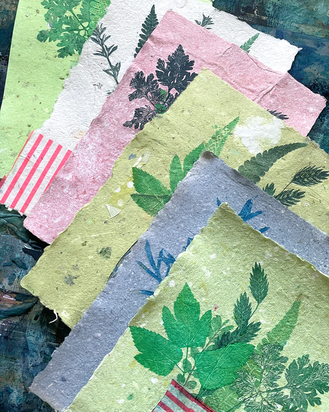 sommerlicher Milchtütendruck auf handgeschöpftem Papier mit Pflanzendruck und Chine Collé
©muellerinartstudio