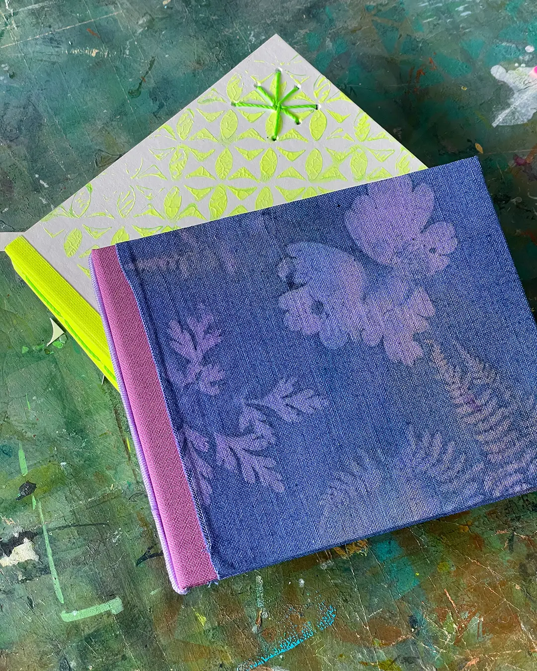 Augustbüchlein und Septemberbüchlein Lila
©muellerinartstudio