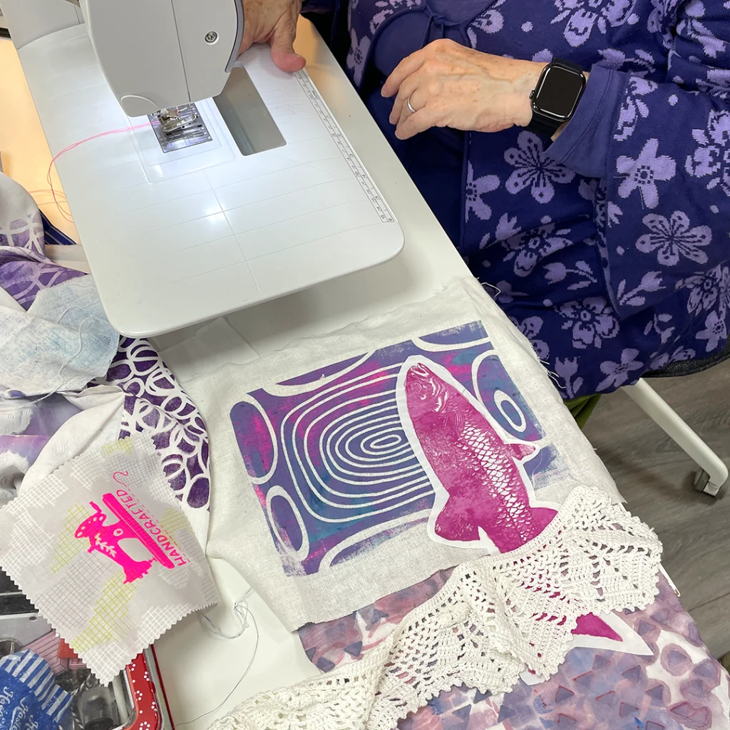 Textile Bücher Eskalation Frau Gäbel und Frau Müller im Almatela ©muellerinartstudio