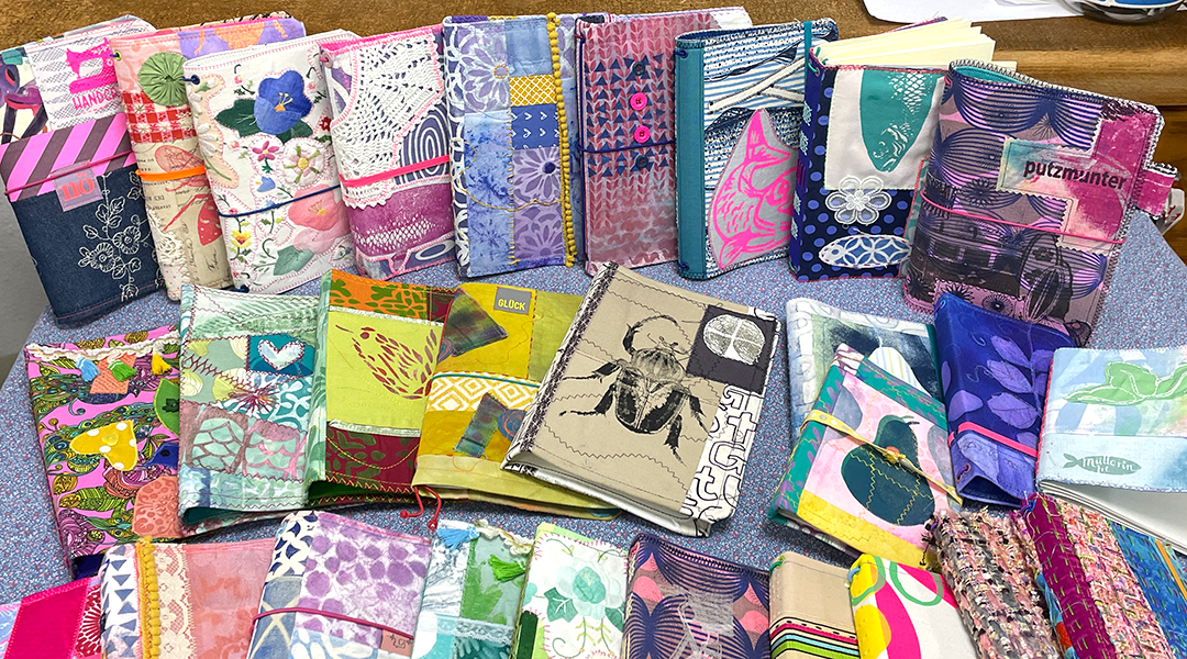 Textile Bücher Eskalation Frau Gäbel und Frau Müller im Almatela ©muellerinartstudio